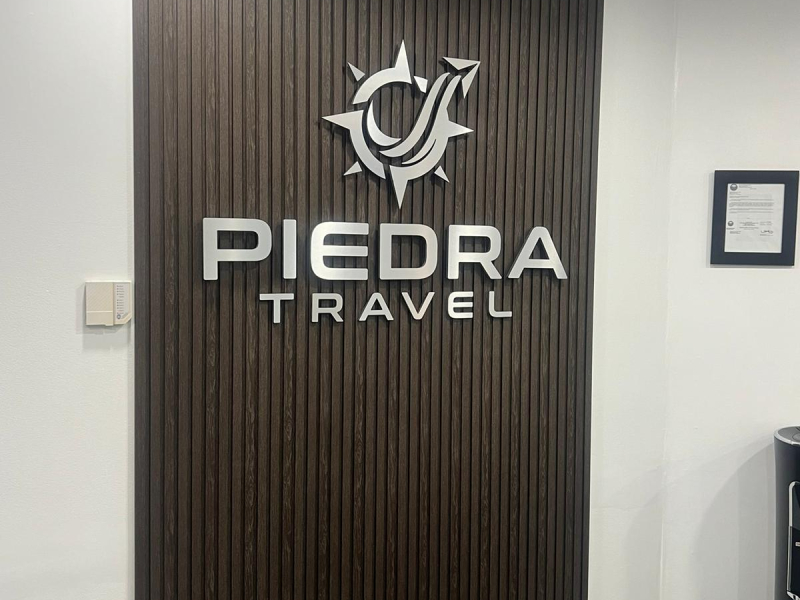 Piedra travel dimensional logo 1